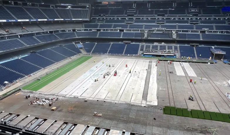 Foto: Rozpoczęto montaż stałej sztucznej trawy na Bernabéu [VIDEO]