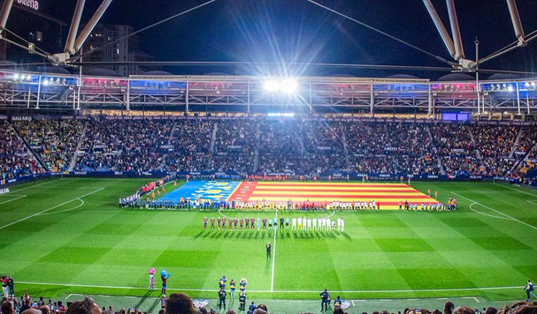 Foto: Levante podziękowało Realowi za gest przekazania gigantycznej senyery