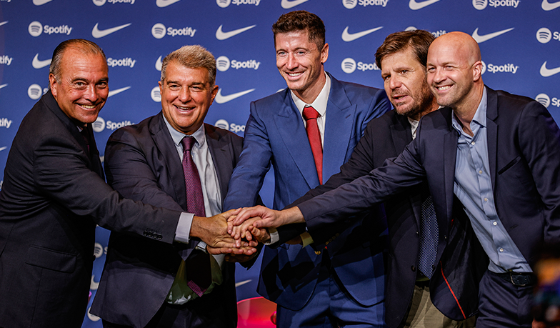 Foto: Demon chciał oszukać Barcelonę na milion euro przy transferze Lewandowskiego