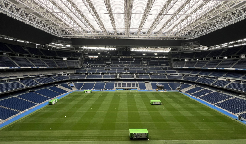 Foto: Trwa „szycie” murawy na Santiago Bernabéu [VIDEO]