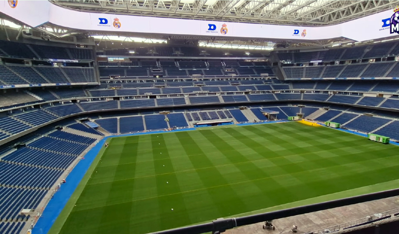 Foto: Murawa na Bernabéu wyjechała na powierzchnię [VIDEO]