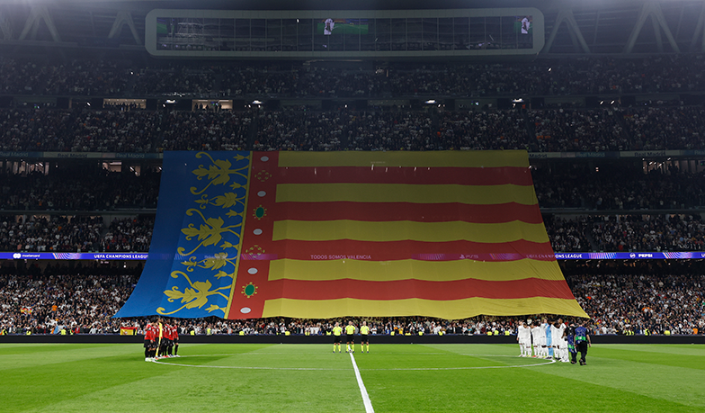 Foto: Real przekazał Valencii i Levante ogromną senyerę